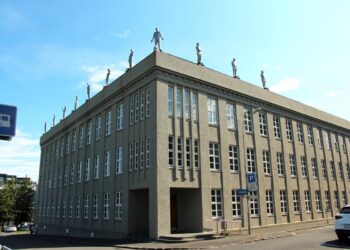 Ríkið afli tekna og auki velferð