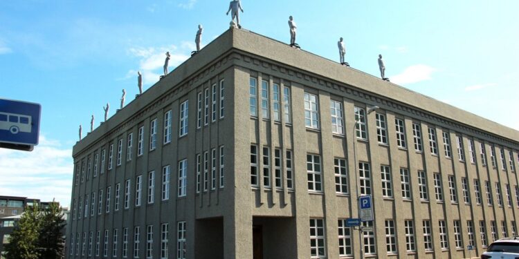 Ríkið afli tekna og auki velferð