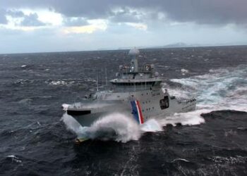 Varðskip rekur strandveiðibáta í land