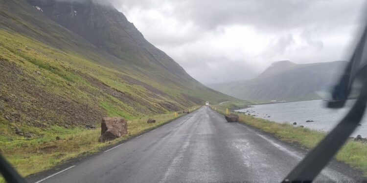 Stór björg hrynja yfir þjóðveginn