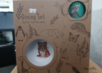 Flæði efna yfir mörkum úr borðbúnaðarsetti (bollar/diskar/skálar) fyrir börn