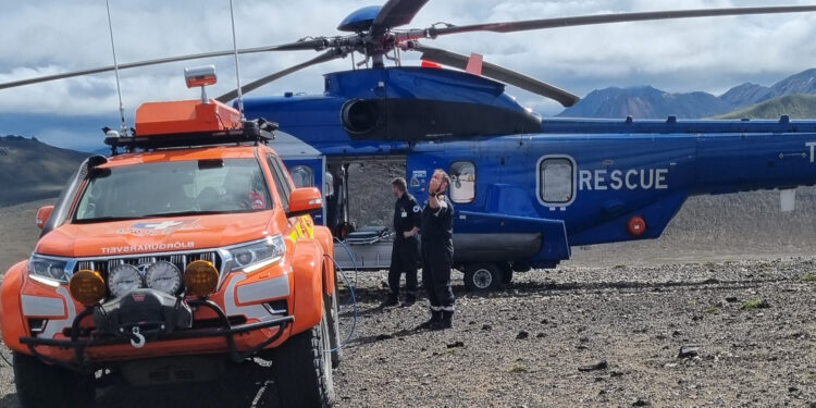 Hálendisvakt Landsbjargar í Landmannalaugum barst aðstoðarbeiðni frá 20-30 manna hópi