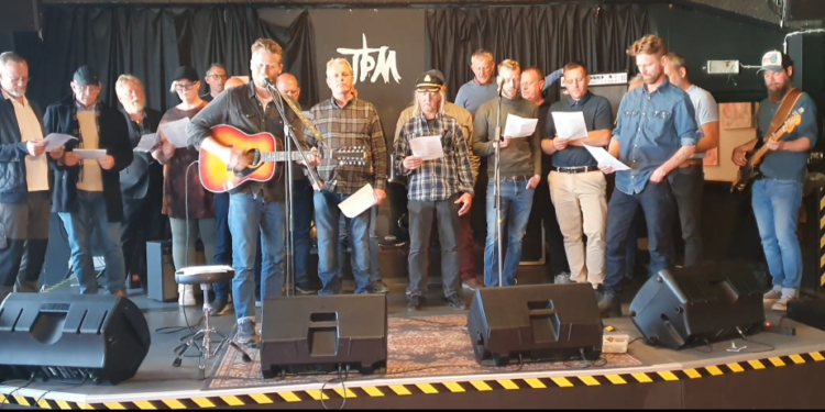 Trillukarla kórinn, Kári Stefánsson og fleiri mótmæla við Alþingishúsið