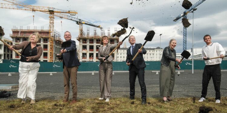 Skóflustunga tekin að nýju húsi heilbrigðisvísinda