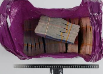 Fundu um milljarð í peningaseðlum