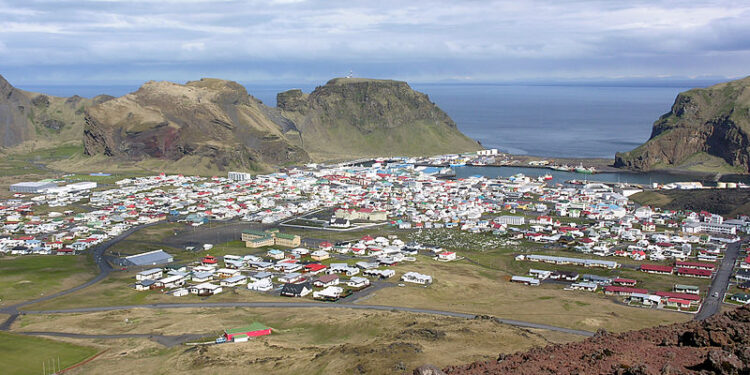 Tveir í fangageymslu og fimm fíkniefnamál