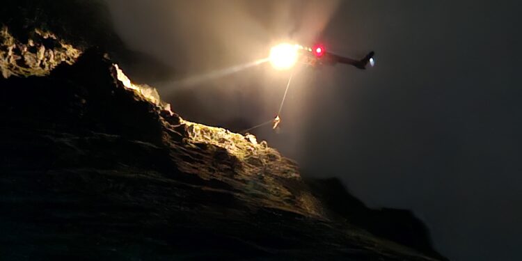 Ungur maður í sjálfheldu í klettum í Tunguröð