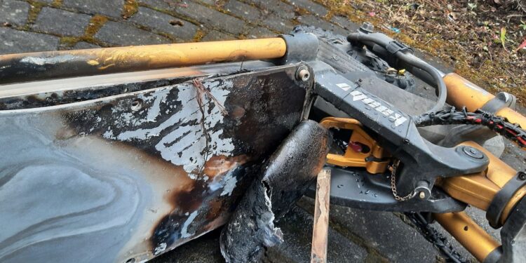 Eldhætta við hleðslu rafmagnshjóla – Ekki hlaða rafmagnshlaupahjól innandyra!