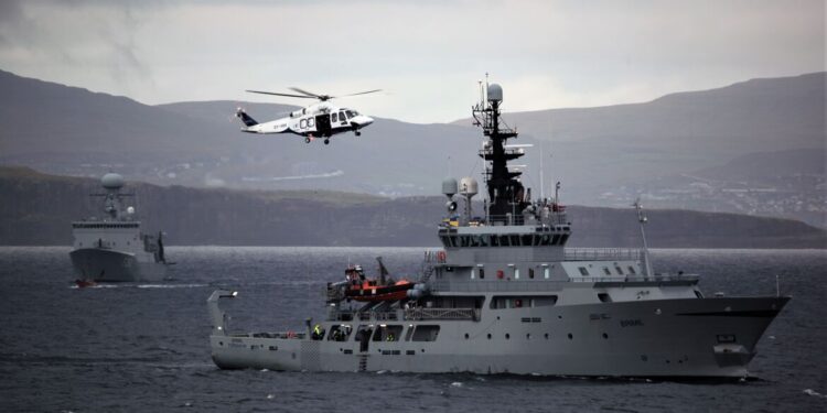 Erlent flutningaskip tók niðri við Akurey