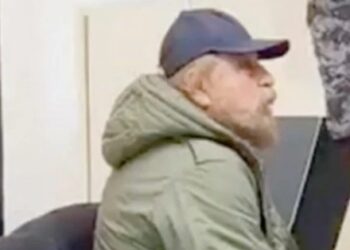 Myrti barnshafandi eiginkonu sína og fór í felur