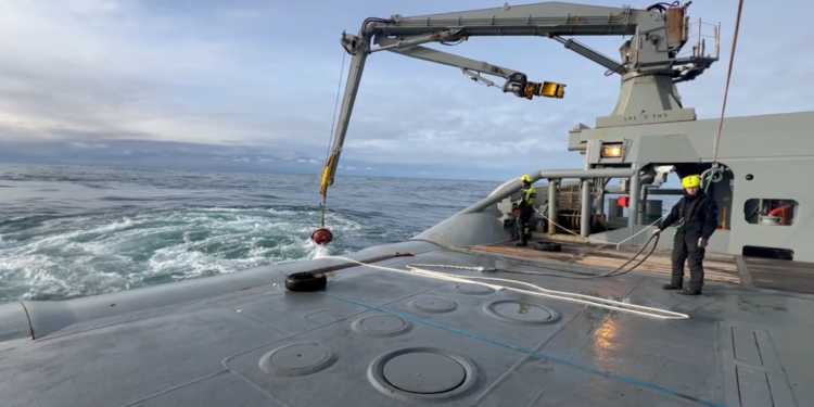 Öldumælidufl lagt út við Straumnes