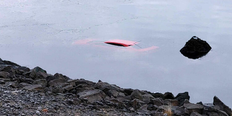 Bifreið endaði úti í sjó vegna hálku