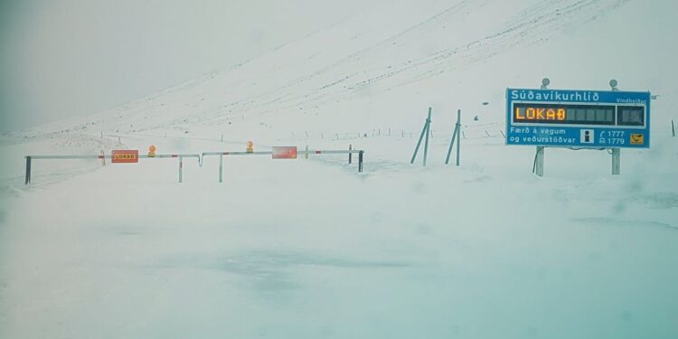 Snjóflóð féllu og vegir ófærir eða lokaðir