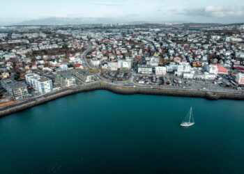 Ríflegur afgangur af rekstri Hafnarfjarðarbæjar og álagningarhlutföll fasteignagjalda lækka