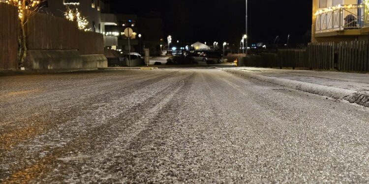 Glerhálka og veður að breytast