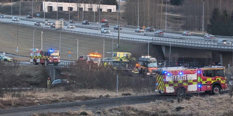 Bíll lenti ofan í Elliðaá