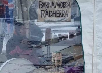 Bjarni Benediktsson: ,,Hettuklæddir menn slettu rauðri málningu á bygginguna“