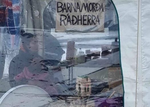 Bjarni Benediktsson: ,,Hettuklæddir menn slettu rauðri málningu á bygginguna“