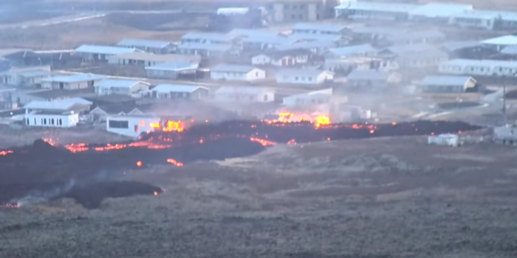 Hús brenna í Grindavík