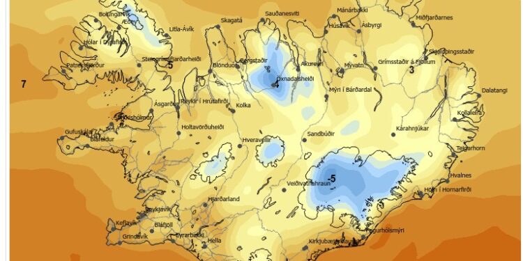 Hlýnar með suðlægum áttum þegar nær dregur helgi