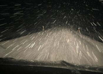 Vegum lokað vegna veðurs