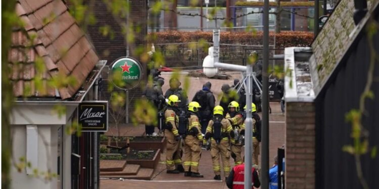 Gíslataka og sprengjuhótun í Hollandi