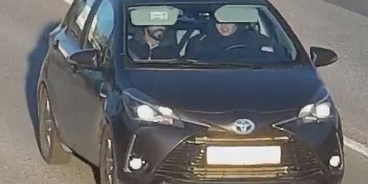 Lögreglan leitar tveggja manna