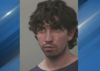 Ís­lenskur morðingi er grunaður um brot gegn barni