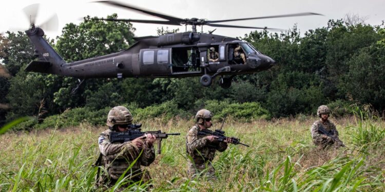 Fjórar orrustuþotur og herþyrla á Íslandi