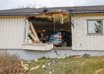 Fékk bíl inn í stofu