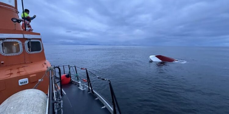Mannbjörg varð þegar strandveiðibátur sökk úti fyrir Garðskaga
