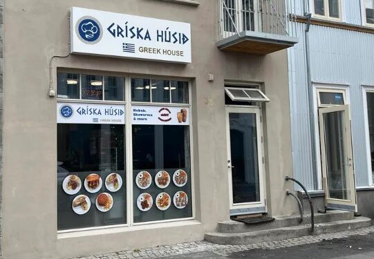 Umfangsmikil lögregluaðgerð við veitingastað í miðbænum