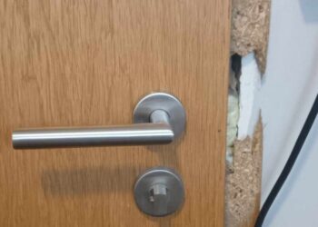 ,,Sögðust brjóta a.m.k fimm hurðir á heimilum á dag“