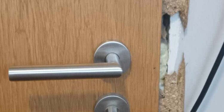 ,,Sögðust brjóta a.m.k fimm hurðir á heimilum á dag“