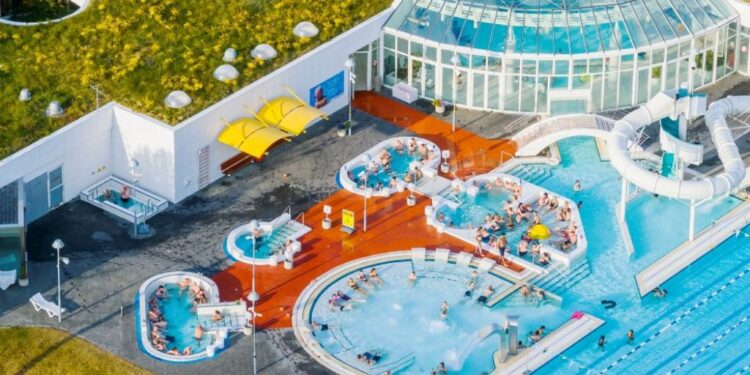 Gjaldskrá sundlauga breytt til að sækja tekjur af eldri ferðamönnum