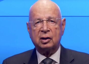 Ásakaður um kynferðislega áreitni