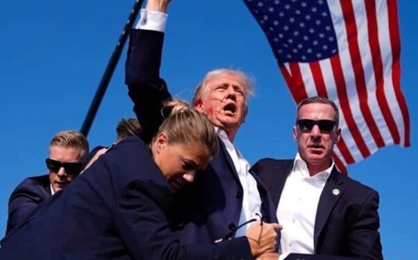 MÖGNUÐ TILVILJUN BJARGAÐI TRUMP