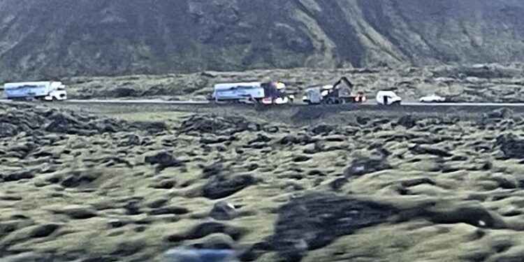 Veginum um Þrengsli lokað vegna umferðaróhapps