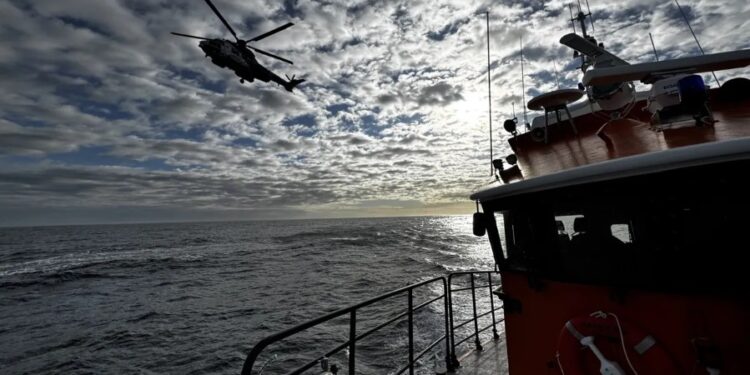 Bátur nær sokkinn á Faxaflóa