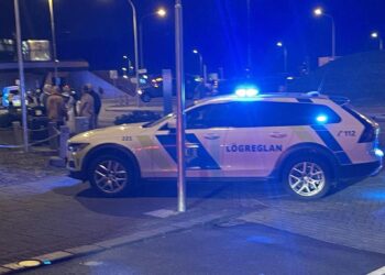 Stakk þrjá með hnífi í borginni