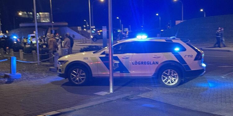 Stakk þrjá með hnífi í borginni