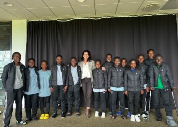 Utanríkisráðherra heilsar upp á stúlknalið Ascent Soccer frá Malaví