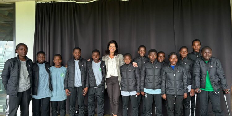 Utanríkisráðherra heilsar upp á stúlknalið Ascent Soccer frá Malaví