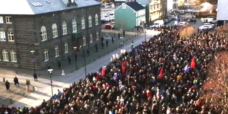 ,,Hvernig er þetta ekki glæpsamlegt ofbeldi?“ – Mótmæli við Alþingi