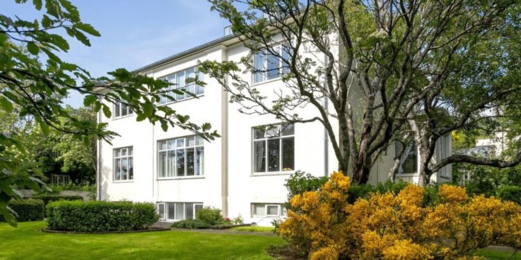 Fyrrverandi starfsmaður Kaupþings keypti embætt­is­bú­stað bisk­ups Íslands