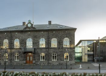 Forsetinn hvattur til að stöðva hvalveiðar