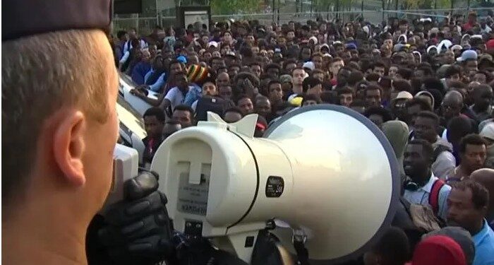 Innanríkisráðherra Frakklands hafnar fjölmenningu – reifar þjóðaratkvæðagreiðslu