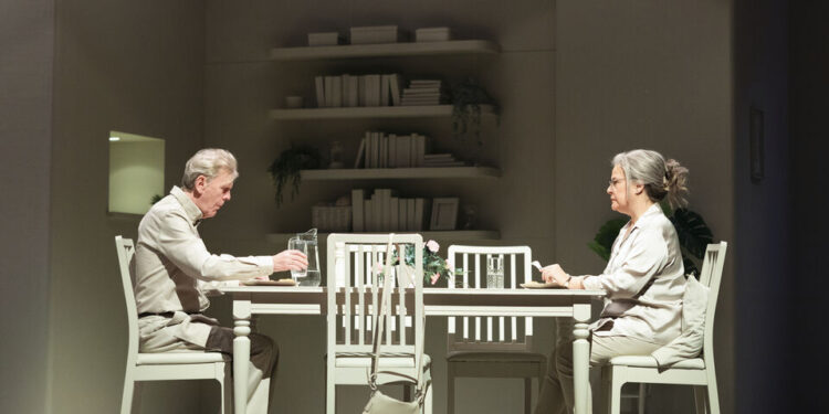 Óskaland – fyndið og heiðarlegt verk um fjölskylduflækjur og kynslóðabil