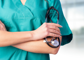 ,,Hjúkrunarkona sýndi henni réttu aðferðina við að taka sitt eigið líf með hnífi“