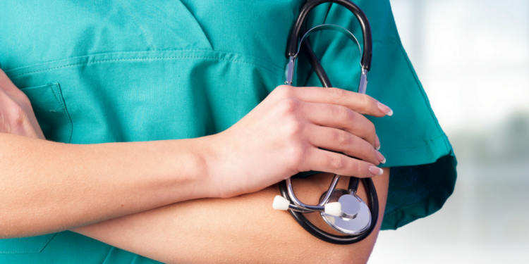 ,,Hjúkrunarkona sýndi henni réttu aðferðina við að taka sitt eigið líf með hnífi“